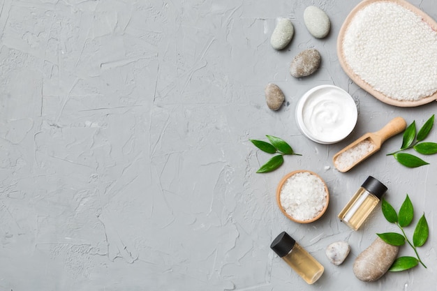 Foto kokosnuss mit gläsern mit kokosnussöl und kosmetischer creme auf farbigem hintergrund ansicht von oben freier platz für ihren text natürliche spa-kokoskosmetik und bio-behandlungskonzept coconut spa-komposition