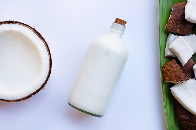 Kokosnuss- und Kokosnussmilch auf weißem Hintergrund.