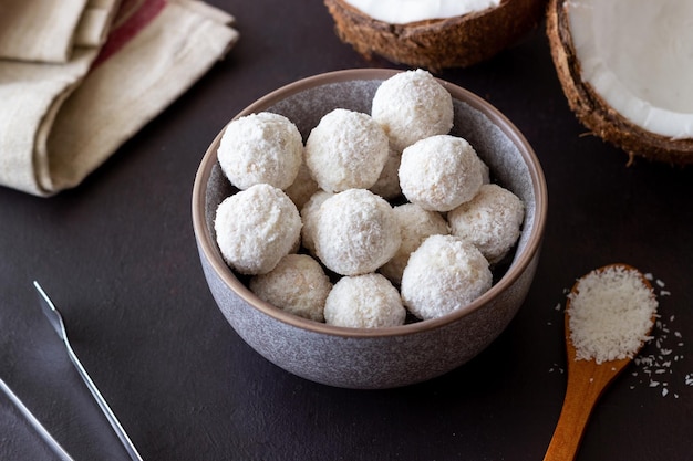 Kokosnussbonbons oder Kekse Dessert Kokosnuss Vegetarisches Essen