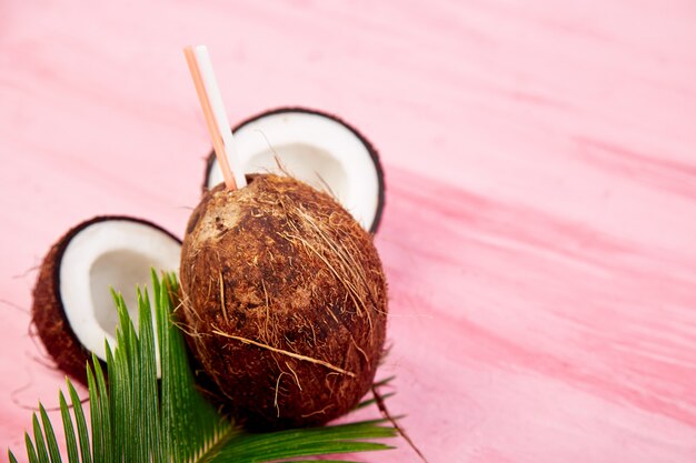 Kokosnusscocktail mit Blättern