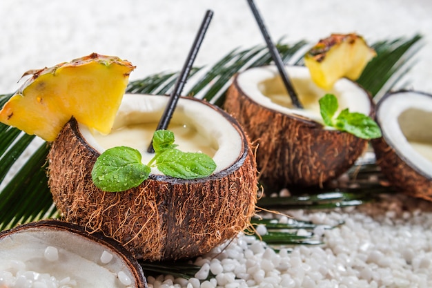 Kokosnusscocktail mit Kokosnuss