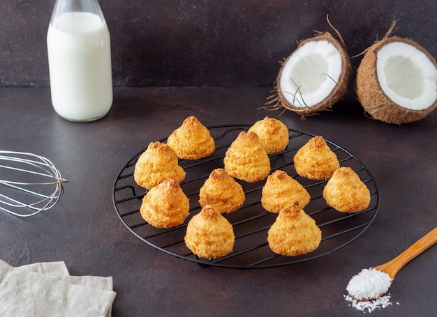 Kokosnusskekse auf einer dunklen Oberfläche. Backen. Vegetarisches Essen.