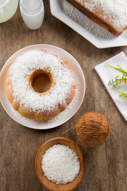 Kokosnusskuchen mit Scheibe auf dem Tisch