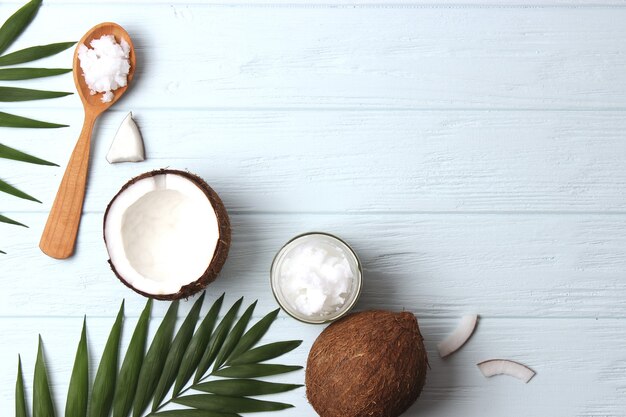 Kokosöl und Kokosnüsse Palmzweige hautnah