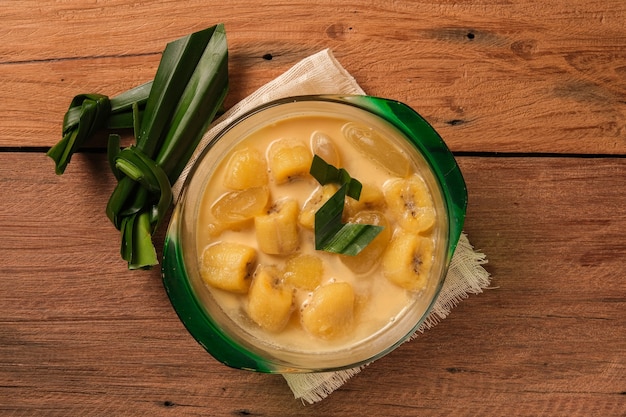 Kolak Pisang ist ein traditionelles indonesisches Dessert. Hergestellt aus Bananen- und Zuckerpalmenfrüchten, gekocht mit Palmzucker, Kokosmilch, Pandanblättern. Sehr beliebtes Dessert, das während des Ramadhan serviert wird.