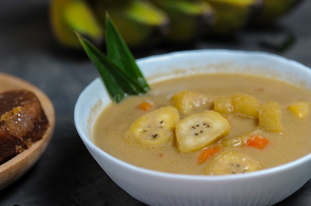 Kolak pisang o compota de plátano y camote es un postre popular de Indonesia hecho de plátano