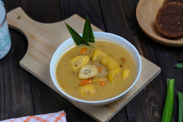 Kolak pisang ou compota de banana e batata doce é uma sobremesa indonésia popular feita de banana