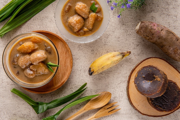 Kolak Pisang Ubi oder Bananen-Süßkartoffel-Kompott ist ein beliebtes Dessert in Indonesien während des Ramadhan Kolak Pisang Ubi aus Kokosmilch Palmzucker Bananen-Süßkartoffel und Pandanus-Blätter Leave