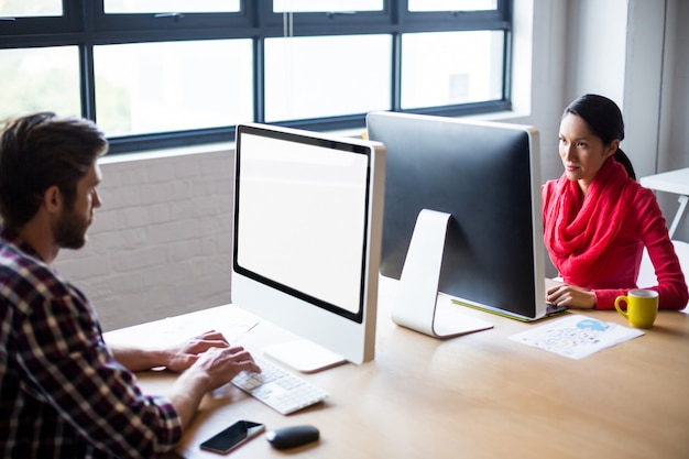 Kollegen arbeiten am Computer im Büro