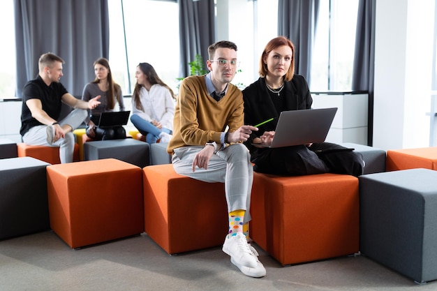 Kollegen besprechen ein Geschäftsprojekt im Büro Brainstorming