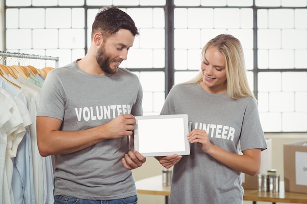 Kollegen, die digitale Tablette im Büro halten