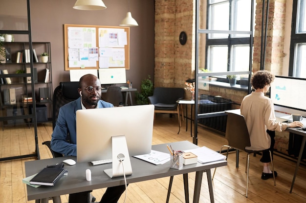 Kollegen, die im Büro an Computern arbeiten