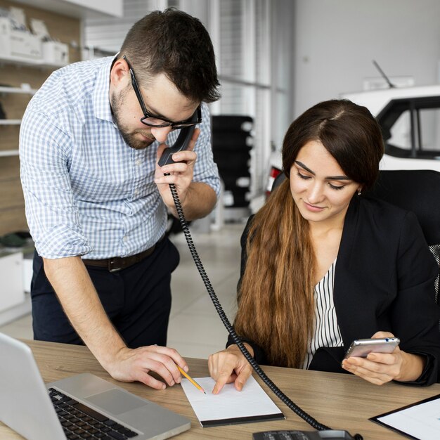 Kollegen, die im Büro zusammenarbeiten