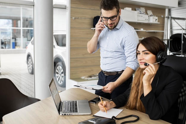 Kollegen, die im Büro zusammenarbeiten