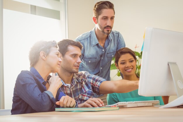 Kollegen, die Laptop im Büro verwenden