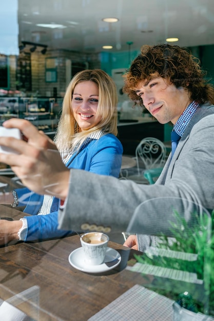 Kollegen, die während der Kaffeepause ein Selfie machen