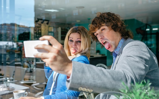 Kollegen, die während der Kaffeepause ein Selfie machen