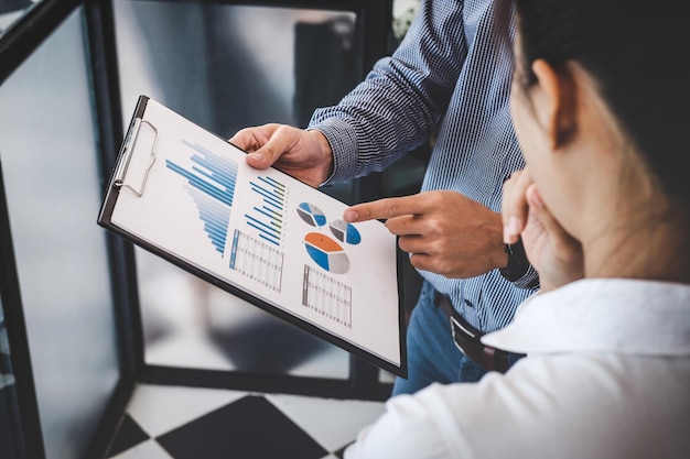 Kollegen diskutieren Grafik im Büro