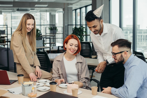 Kollegen feiern Geburtstag im Büro