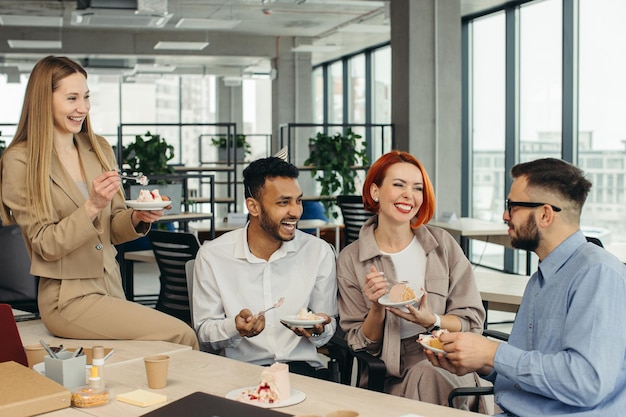 Kollegen feiern Geburtstag im Büro