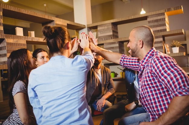 Kollegen geben High Five im Amt