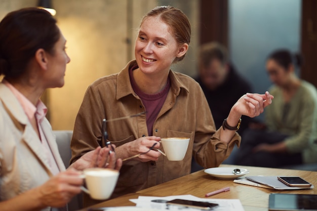 Foto kollegen haben eine kaffeepause im café