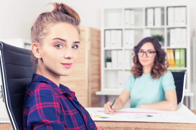 Kollegen im Büro mit Bildschirm