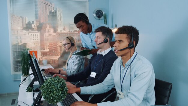 Kollegen im Call Center