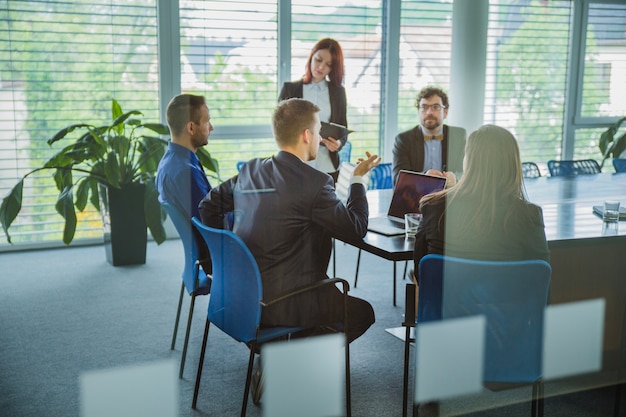 Kollegen im zeitgenössischen Büro-Coworking