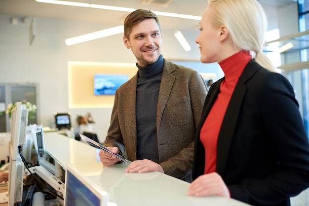 Kollegen kommen zur Arbeit