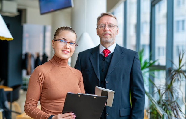 Kollegen, Mann und Frau, die zusammenarbeiten. Modernes Büro.