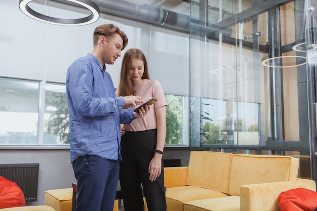 Kollegen mit Smartphone im Büro