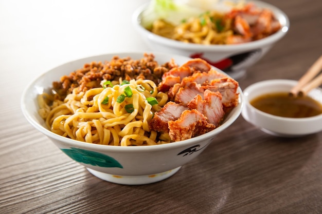 Kolo Mee es un plato malasio de Sarawak de fideos secos mezclados con una sabrosa mezcla de carne de cerdo y chalota rematada con aromáticas cebollas fritas