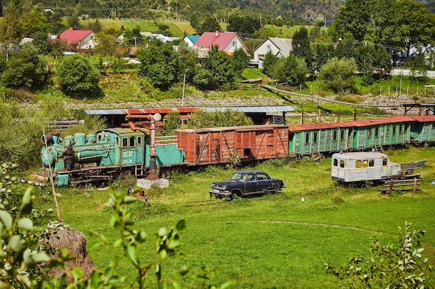 KOLOCHAVA UCRANIA 26 DE AGOSTO DE 2020 Locomotora de tren antiguo color verde en la red de ferrocarril de vía estrecha en la aldea de los Cárpatos Kolochava Transcarpatia Ucrania