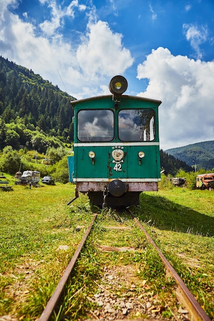 Kolochava ucrânia 26 de agosto de 2020 cor verde da locomotiva do trem antigo na rede ferroviária de bitola estreita na vila dos cárpatos kolochava transcarpathia ucrânia