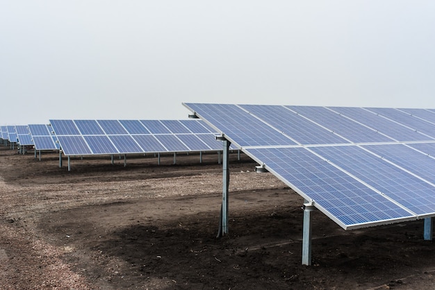 Ökologische grüne Energie. Sonnenkollektoranlage am Boden montiert.