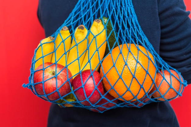 Ökologische Tasche mit Obst und Gemüse.
