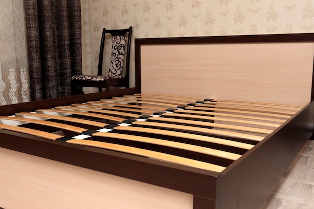 Ökologisches Holzbett im Innenraum Bettausstattung Der Rahmen des Bettes besteht aus Rückenlehne Kopfteil und Fußteil Zargi unterstützt zwei oder vier Beine