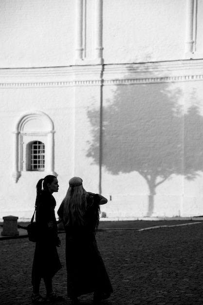 KOLOMNA, Rusia - 23 de julio de 2021: Chicas charlando dentro del Kremlin de Kolomna.