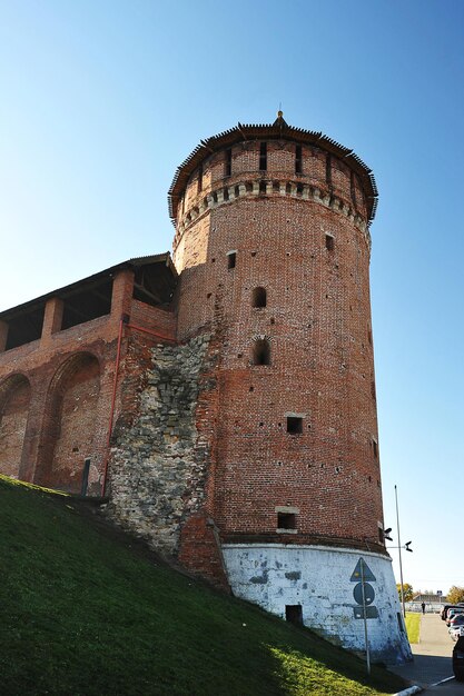 Kolomna, Rusia - 9 DE OCTUBRE DE 2021: muralla de la fortaleza y vista de la torre marinka en Kolomna