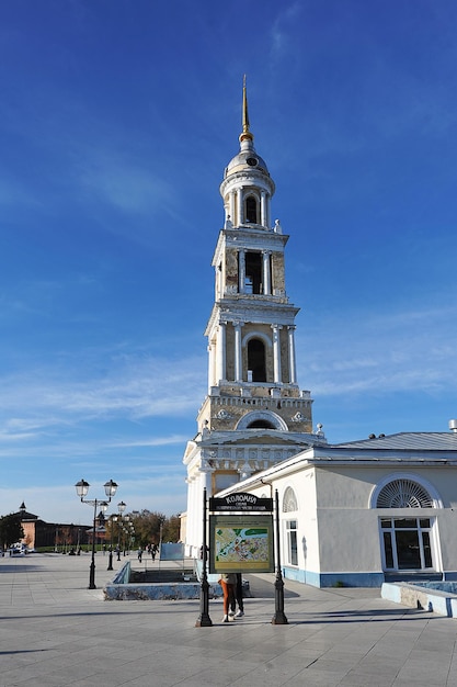 Kolomna, Rússia - 9 DE OUTUBRO DE 2021: Igreja de São João, o Teólogo na Praça de Duas Revoluções em Kolomna