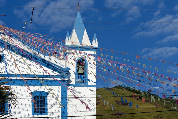 Kolonialkirche mit bunten Fahnen geschmückt