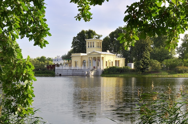 Kolonistsky Park im Peterhof Tsaritsyn Pavillon im italienischen Stil