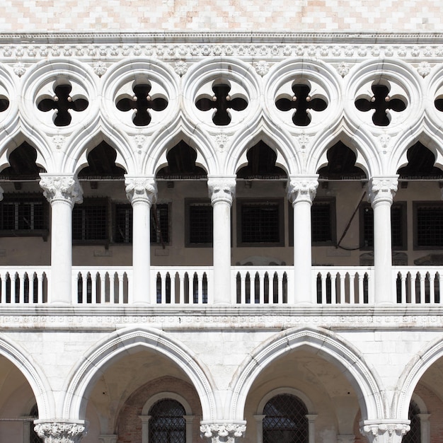 Foto kolonnade des dogenpalastes, venedig, italien