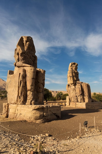 Kolosse von Memnon Luxor Theben vor dem Hintergrund der Morgendämmerung in Ägypten