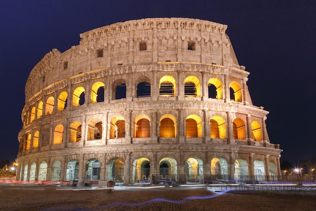 Kolosseum oder Kolosseum bei Nacht, auch bekannt als das Flavian Amphitheater, das größte jemals gebaute Amphitheater im Zentrum der Altstadt von Rom, Italien.