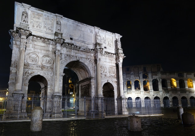 Kolosseum und Constantine Arch Nachtansicht in Rom, Italien.