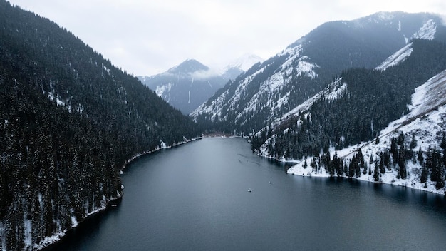 Kolsai-Gebirgssee im Winterwald. Der Blick aus der Drohne.