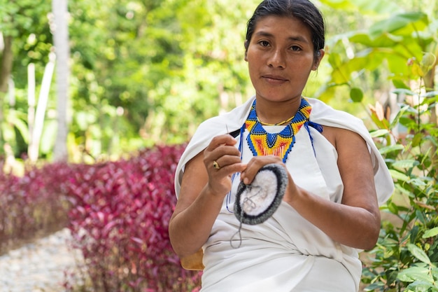 Kolumbianische Frau in traditioneller Kleidung, die in die Kamera schaut