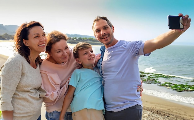 Kolumbianische glückliche Familie, die selfie macht stockfoto